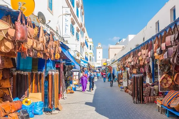 Blaue Fischerboote im Hafen von Essaouira, einem der Küstenjuwelen Marokkos.