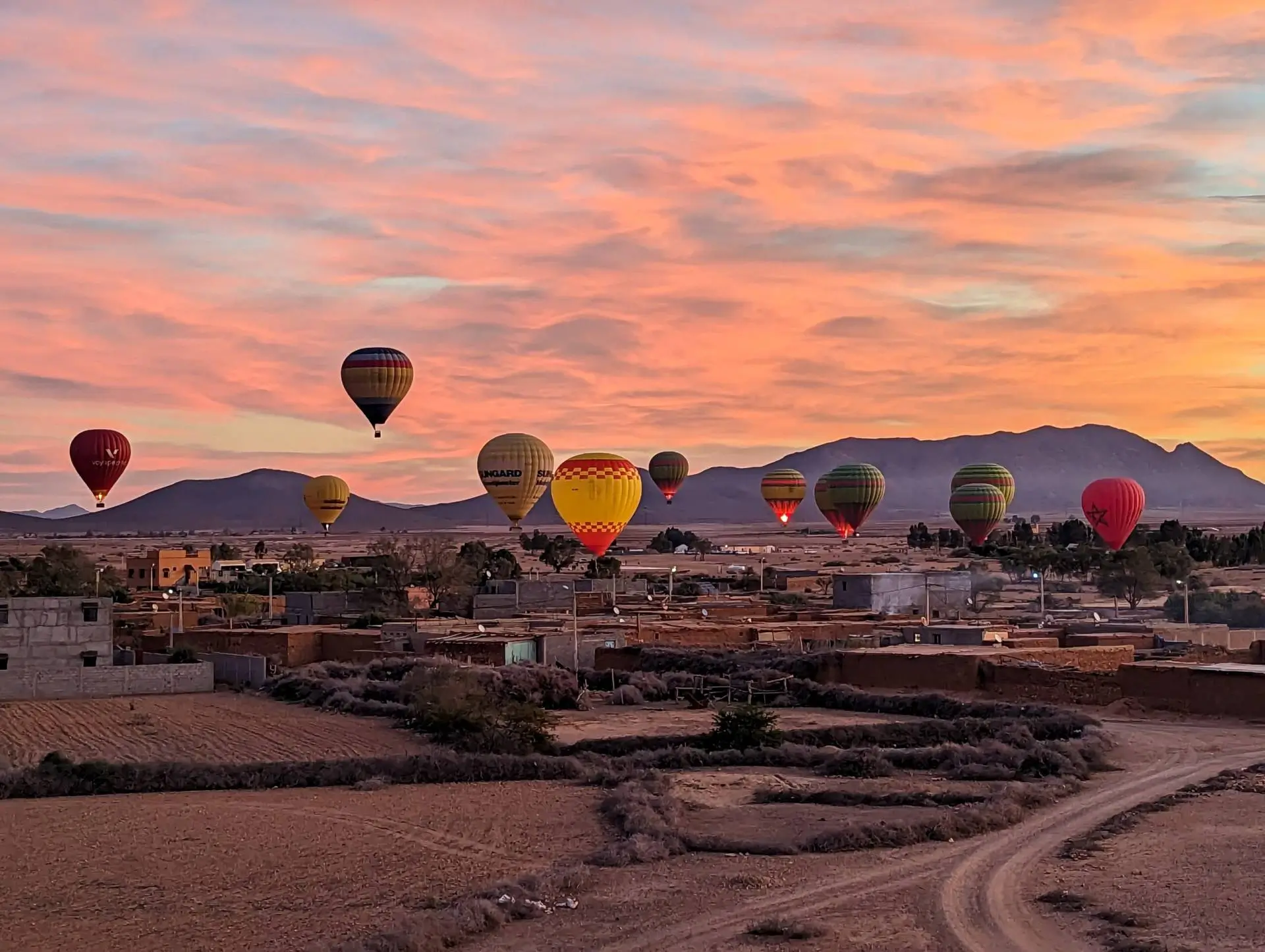 Vuelo en globo aerostático sobre Marrakech con vistas a las montañas del Atlas.